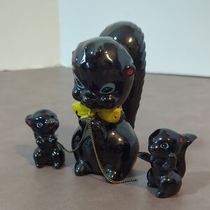 Vintage Black Ceramic Mommy And Baby Squirrels Sonsco Japan Anthropomorphic